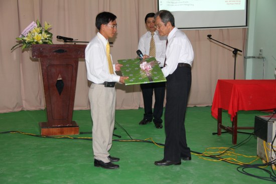 Mục sư Nguyễn Văn Xoàn (Quản nhiệm HT Tây Ninh) chúc mừng Điểm nhóm
